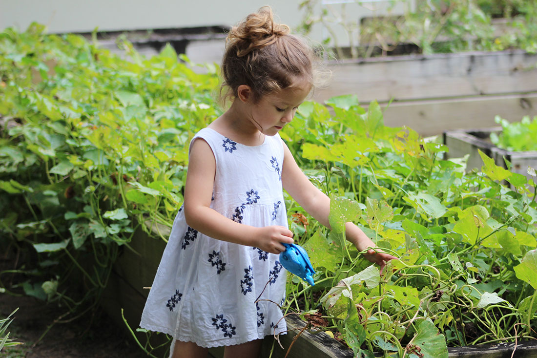 Girl_planting